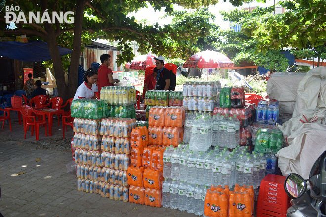 Một nhân viên bán hàng của hãng nước ngọt Coca Cola cho biết, trong 5 đêm diễn ra các màn trình diễn pháo hoa sẽ có  một lượng lớn nước ngọt được chuẩn bị phục vụ cho đêm khai mạc DIFF 2019.