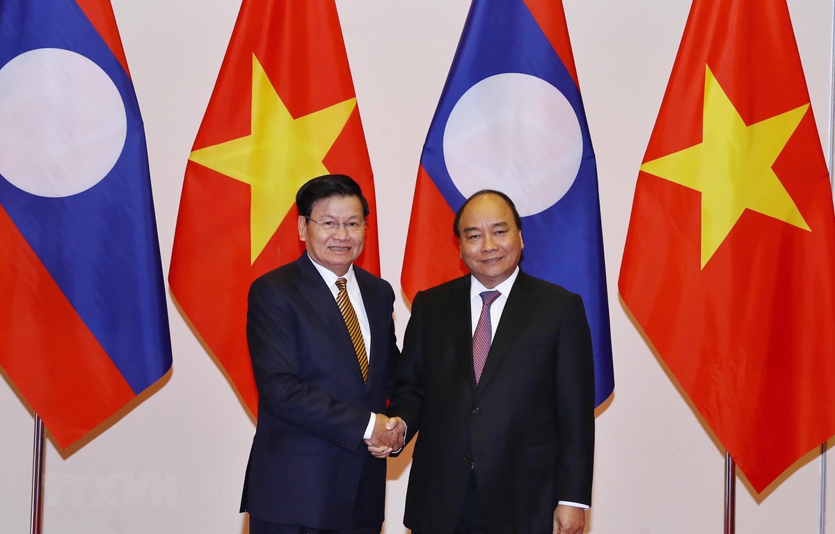 Thủ tướng Nguyễn Xuân Phúc đón Thủ tướng nước Cộng hòa Dân chủ Nhân dân Lào Thongloun Sisoulith. (Ảnh: Thống Nhất/TTXVN)