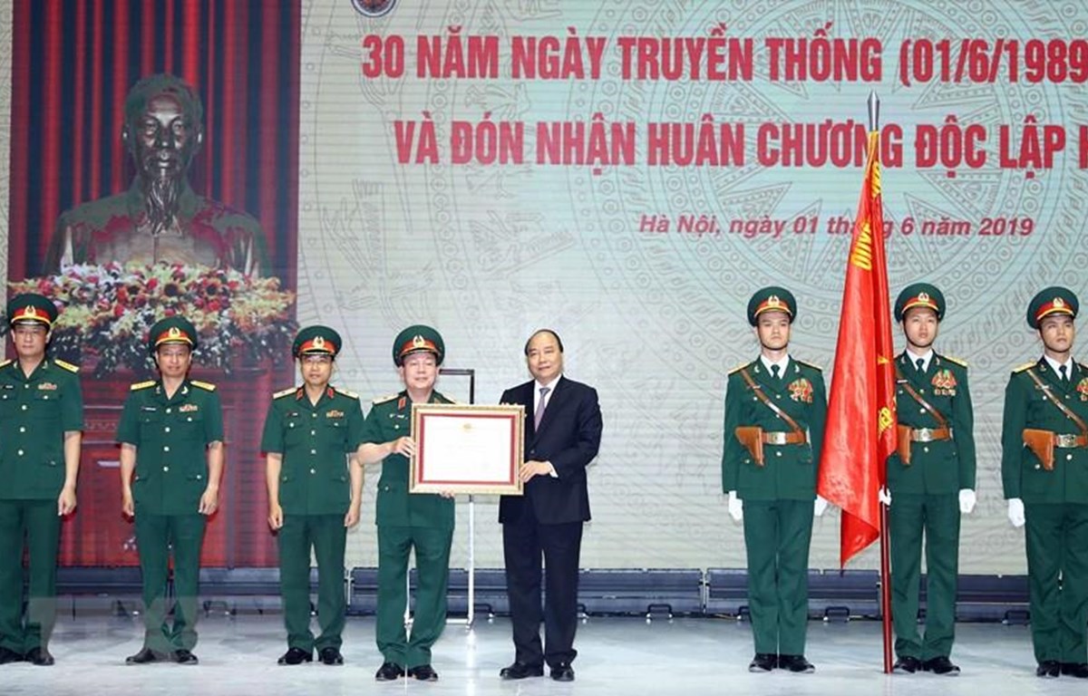 Thủ tướng Nguyễn Xuân Phúc, thừa ủy quyền Chủ tịch nước trao Huân chương Độc lập hạng Nhất cho Tập đoàn Công nghiệp-Viễn thông Quân đội. (Ảnh: Thống Nhất/TTXVN)