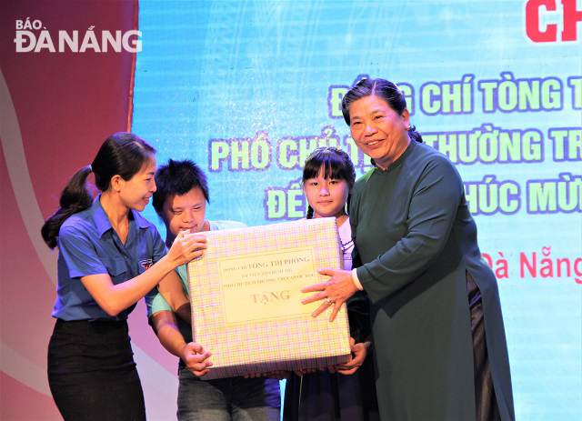 Vice Chairwoman Phong (right) presenting gifts to children