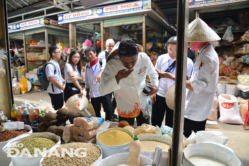 A chef trying some spices at the market to find suitable ingredients for his dishes at the upcoming DNIFF.