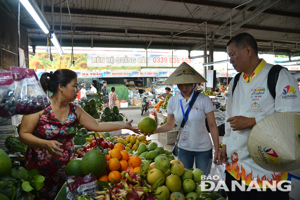 A chef from Australia said Viet Nam is a tropical country so the fruits there are very plentiful and fresh.