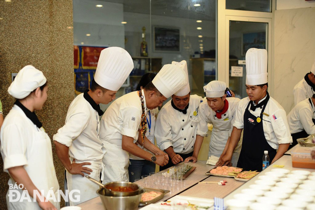 During the Catwalk Cocktail party at the Danang Golden Bay Hotel, the chefs prepared dishes with ingredients from the central region, but these dishes showcased the culinary quintessence of their countries.