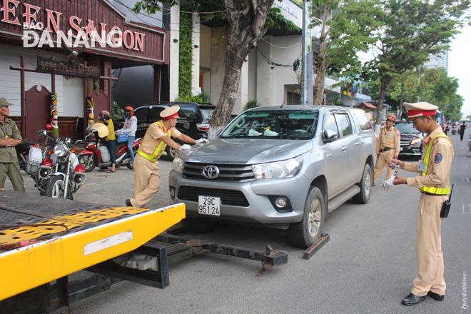 Và dọn dẹp trật tự tại đường Trần Hưng Đạo (trong ảnh, một phương tiện ô tô đậu đỗ trái phép trên đường Trần Hưng Đạo buộc lực lượng phải cưỡng chế