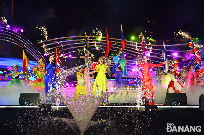 This year’s the main outdoor stage looks like a vivid picture reminiscent of the image of rivers. 