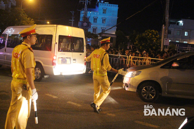 Cảnh sát giao thông hướng dẫn phương tiện ô tô đi lên đường Nguyễn Thế Lộc - tránh kẹt xe ở tuyến đường Trần Hưng Đạo