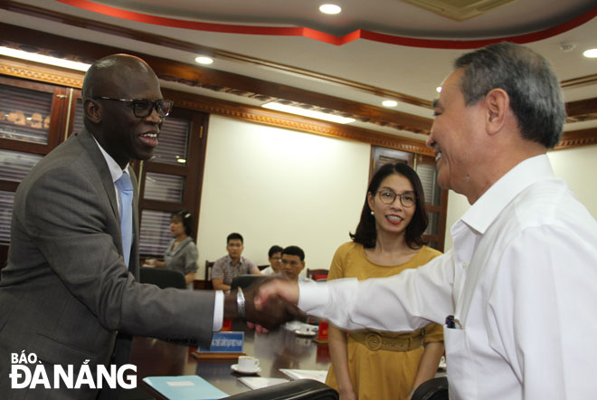 Secretary Nghia (right) shaking hands with Director Ousmane Dione