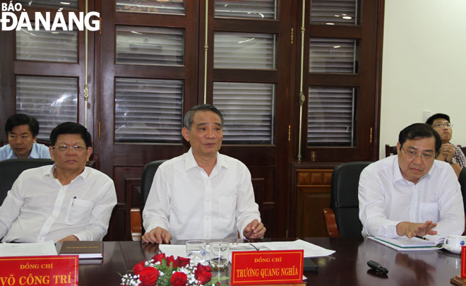  Secretary Nghia (centre) at the meeting