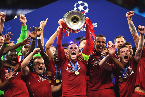 Đội trưởng Jordan Henderson nâng cao chiếc cup Champions League/C1 thứ sáu trong lịch sử Liverpool. Ảnh: Tactical Times.