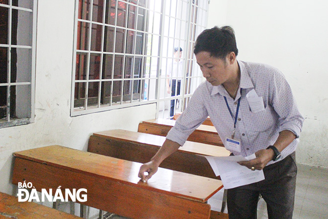 Giám thị ghi số báo danh tại điểm thi trường THPT Phan Châu Trinh