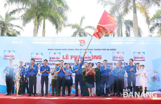 Bí thư Thành Đoàn Đà Nẵng Nguyễn Duy Minh phất cờ lệnh phát động chiến dịch tình nguyện hè 2019.