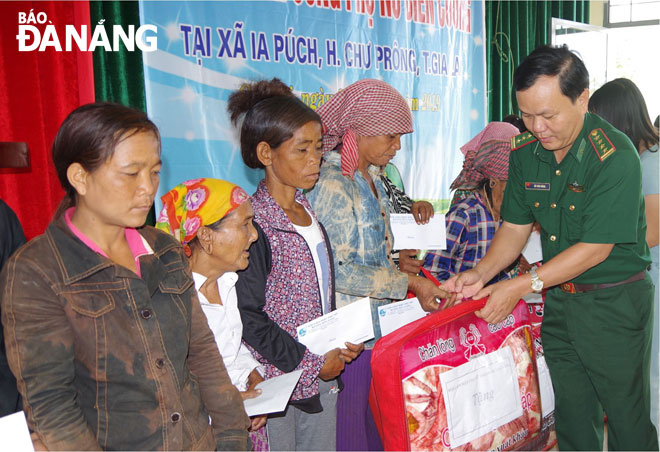 Bộ đội Biên phòng thành phố trong chương trình “Đồng hành cùng phụ nữ biên cương”.  Trong ảnh: Đại tá Đỗ Văn Đông tặng quà cho phụ nữ có hoàn cảnh khó khăn tại xã Ia Púch, huyện Chư Prông, tỉnh Gia Lai. Ảnh: Bá Vĩnh