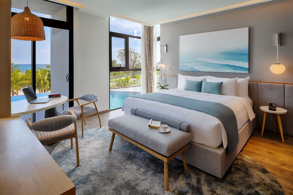 Phòng Suite tại Premier Residences Phu Quoc Emerald Bay với gam màu xanh thiên thanh dịu mát.
