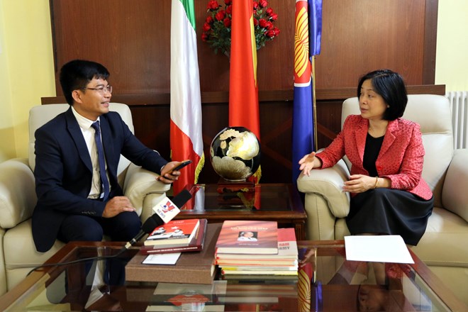 Vietnamese Ambassador to Italy Nguyen Thi Bich Hue (R) in an interview granted to Vietnam News Agency (Photo: VNA)