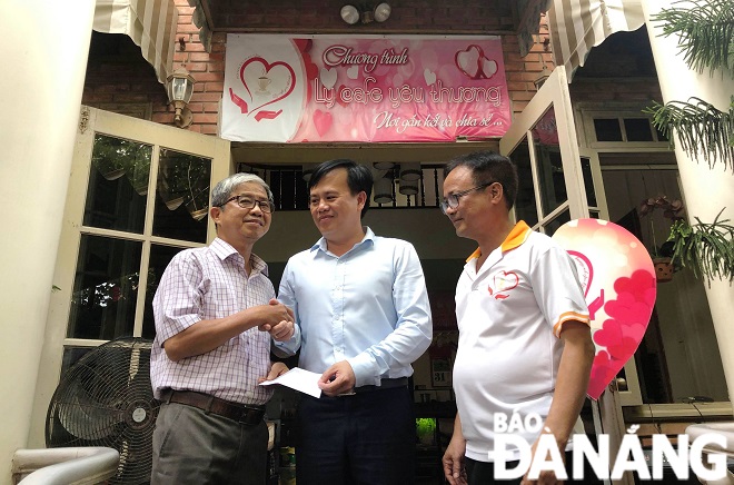 A representative from the programme’s organisers gave 5 million VND to Mr Thai Cuong (left)