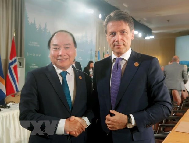 Prime Minister Nguyen Xuan Phuc (L) meets Italian Prime Minister Giuseppe Conte on the sidelines of expanded G7 Summit (Source: VNA)