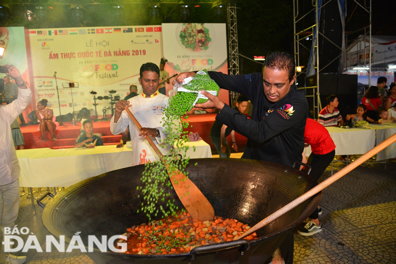 Ông Keerthi Hapugasdeniya, Người sáng lập ra Lễ hội Ẩm thực Quốc tế  và mang lễ hội này đến với miền Trung Việt Nam (áo đen) cũng tham gia chế biến món ăn ở 