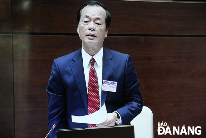Bộ trưởng Bộ Xây dựng Phạm Hồng Hà trả lới chất vấn tại  kỳ họp thứ 7, Quốc hội khóa XIV vào chiều 4-6