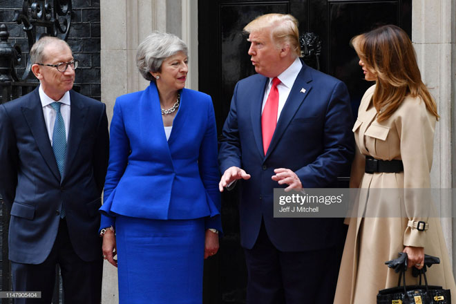 Thủ tướng Anh Theresa May cùng phu quân Philip May đón tiếp Tổng thống Mỹ Donald Trump và đệ nhất phu nhân Melania đến nhà số 10 phố Downing.Ảnh: Getty Images