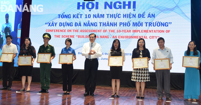 Chủ tịch UBND thành phố Huỳnh Đức Thơ tặng bằng khen cho các tập thể có thành tích xuất sắc trong thực hiện Đề án :Xây dựng Đà Nẵng - Thành phố môi trường