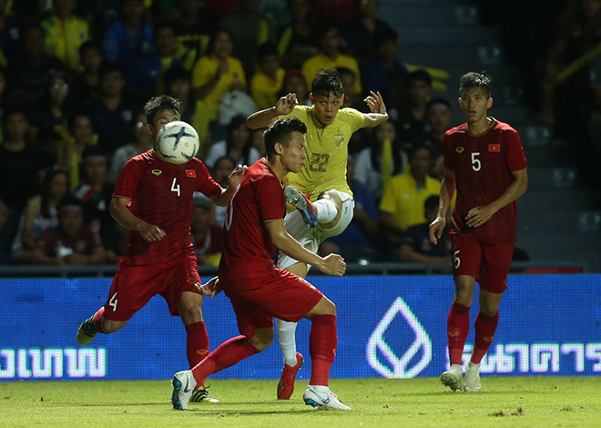 Thái Lan (áo vàng) đã thi đấu khá rắn khi khá bế tắc trước lối chơi kỷ luật của đội tuyển Việt Nam (áo đỏ).
