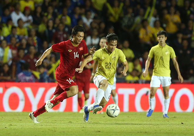 Những nỗ lực của Tuấn Anh (áo đỏ) cùng các đồng đội cũng được đền đáp với thắng lợi chung cuộc 1-0 trước đội chủ nhà Thái Lan (áo vàng)  Ảnh SIAM SPORT