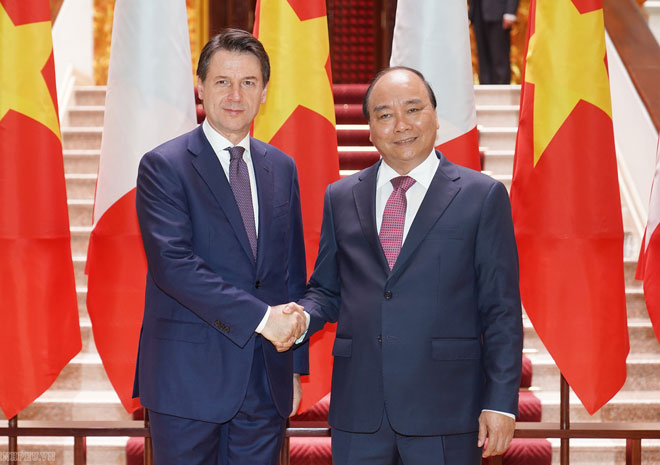 Thủ tướng Nguyễn Xuân Phúc và Thủ tướng Italy Giuseppe Conte. 					            Ảnh: VGP