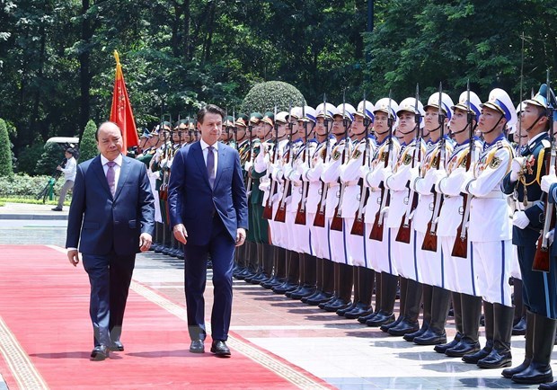 Prime Minister Nguyen Xuan Phuc (L) and Italian PM Giuseppe Conte review the guards of honour (Photo: VNA)