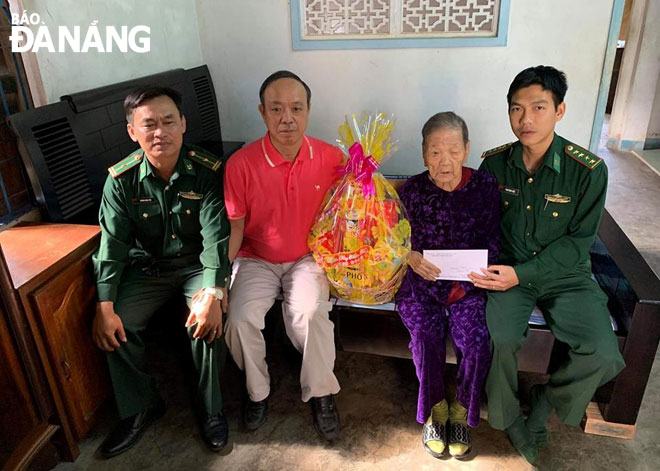 Đồn Biên phòng Phú Lộc thăm và tặng quà cho Mẹ Việt Nam Anh hùng Phan Thị Bưởi tại phường Chính Gián, quận Thanh Khê.