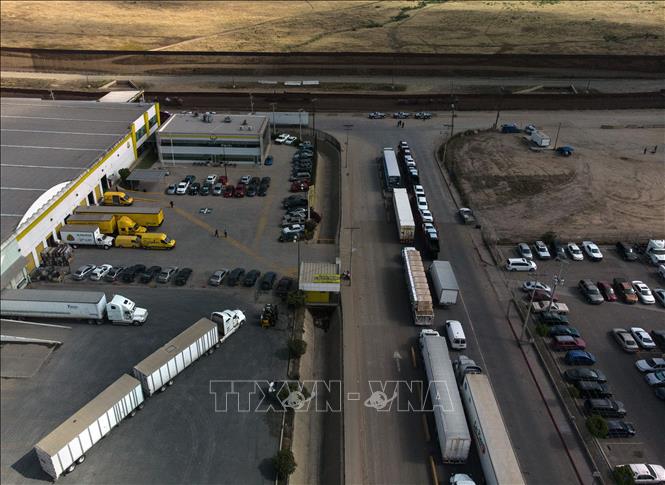 Các phương tiện vận chuyển hàng hóa từ Mexico vào Mỹ chờ tại cảng thương mại ở Otay, Tijuana (Mexico) ngày 30-5-2019. Ảnh: AFP/TTXVN