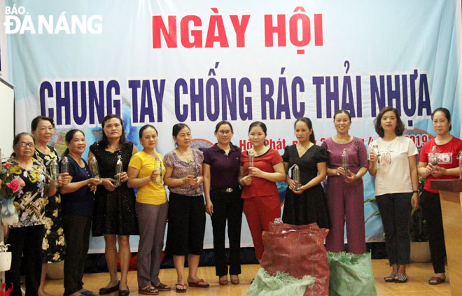 Hội LHPN phường Hòa Phát trong một lần tặng bình thủy tinh cho hội viên.