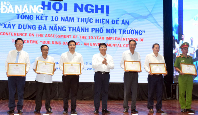 Municipal Party Committee Deputy Secretary Vo Cong Tri (centre) and the honourees. 