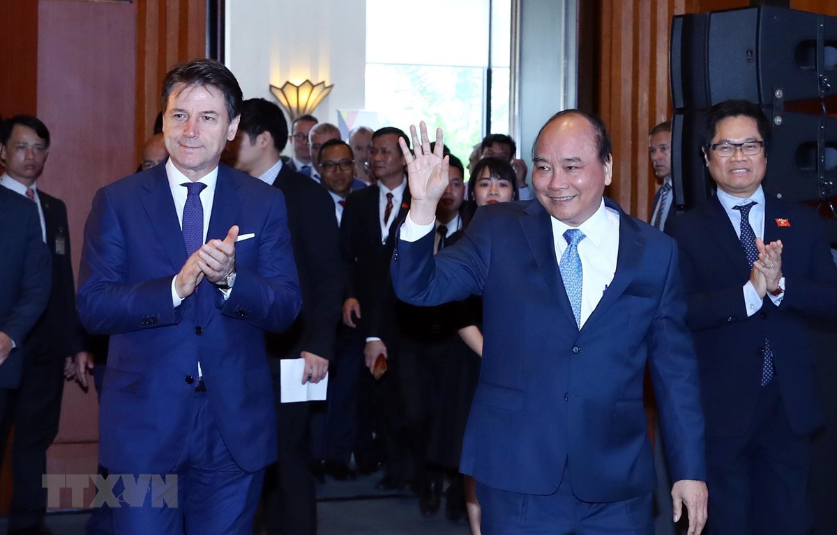 Thủ tướng Nguyễn Xuân Phúc và Thủ tướng Cộng hòa Italy Giuseppe Conte tới dự Diễn đàn Doanh nghiệp ASEAN-Italy. (Ảnh: Thống Nhất /TTXVN)