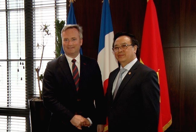 Hoang Binh Quan (right), member of the CPV Central Committee and Chairman of the CPV Central Committee's Commission for External Relations, and Minister of State attached to the Minister for Europe and Foreign Affairs Jean-Baptiste Lemoyne (Photo: VNA)