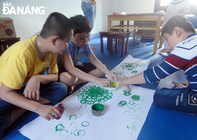 Hoạt động nhóm của học sinh Trung tâm Hỗ trợ phát triển giáo dục hòa nhập Đà Nẵng.  Ảnh: T.Y