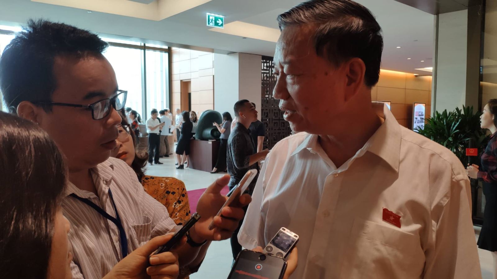 Bộ trưởng Bộ Công an, Đại tướng Tô Lâm trao đổi với báo chí bên lề Kỳ họp thứ 7, Quốc hội khóa XIV sáng 7/6/2019. Ảnh: T.V