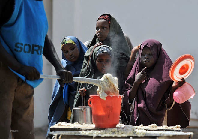 Trẻ em Somalia chờ nhận thực phẩm cứu trợ tại khu vực ngoại ô Mogadishu.  (Ảnh: AFP/TTXVN)