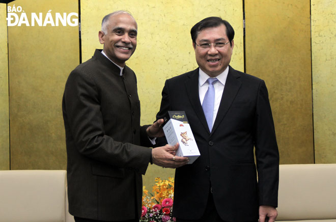 Chủ tịch UBND thành phố Huỳnh Đức Thơ (phải) tiếp Đại sứ Ấn Độ tại Việt Nam Pavathaneni Harish.  Ảnh: LAM PHƯƠNG