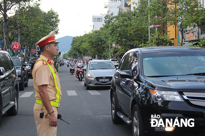Lực lượng Cảnh sát giao thông nỗ lực bảo đảm trật tự an toàn giao thông trong đêm thư 2