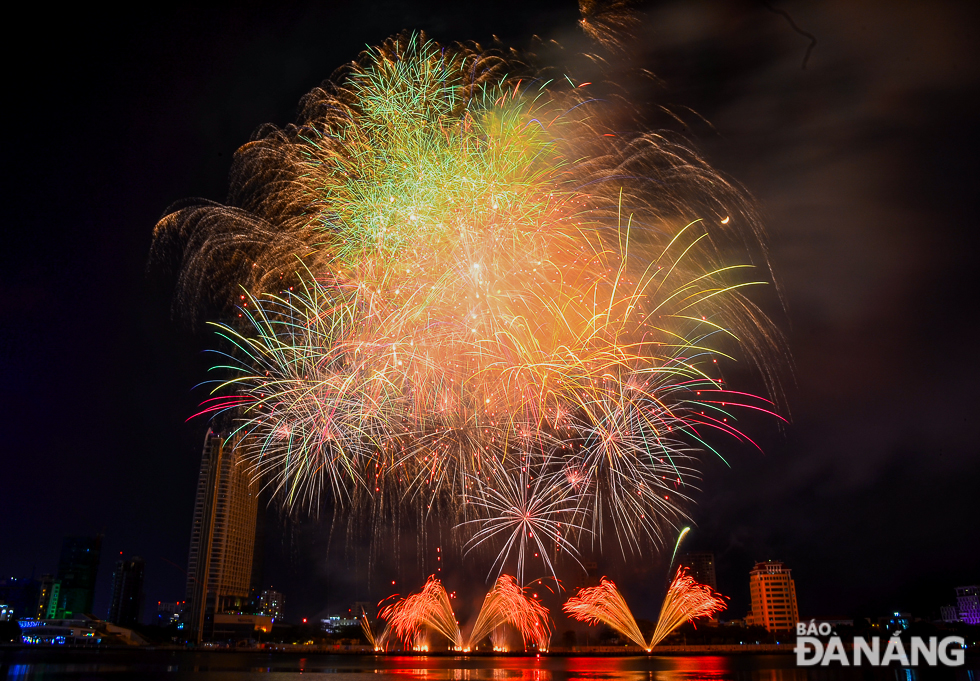 Brazilian team's spectacular fireworks display dazzles audience Da