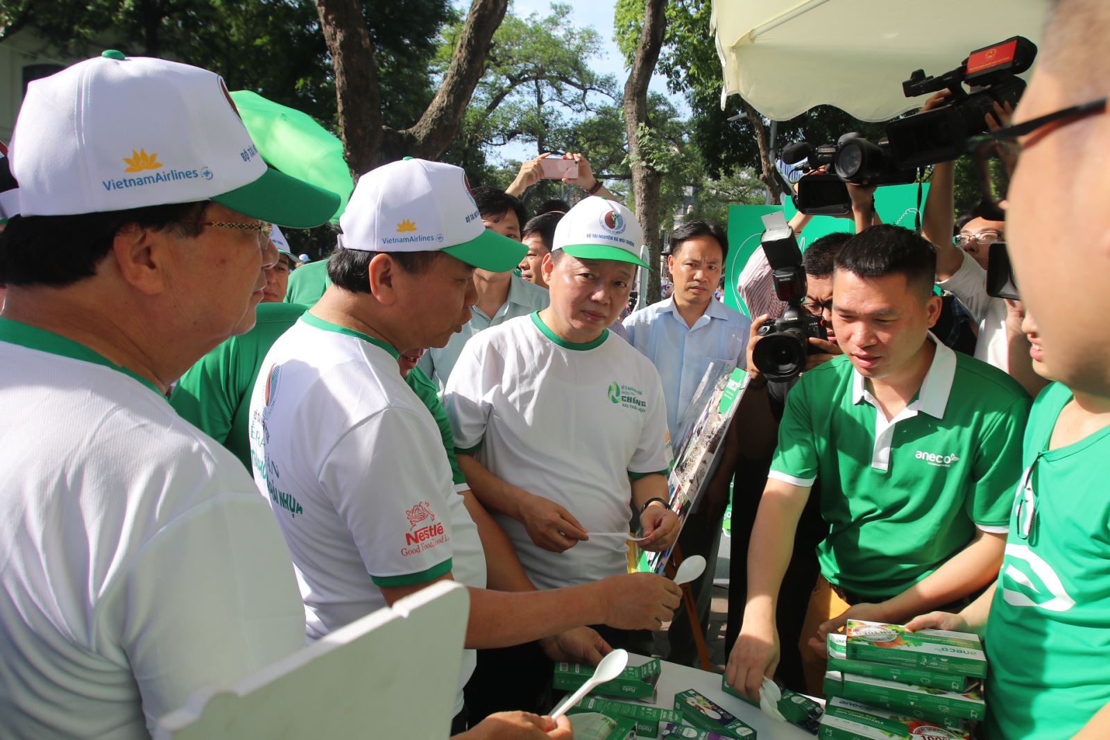 Thủ tướng Nguyễn Xuân Phúc thăm gian hàng An Phát Holdings có sản phẩm túi vi sinh thân thiện với môi trường.