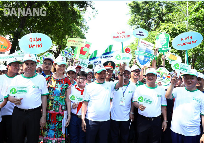 Thủ tướng Nguyễn Xuân Phúc (thứ ba, từ phải) và các đại biểu tham gia đi bộ kêu gọi cộng đồng hành động chống rác thải nhựa.          					  Ảnh: TTXVN