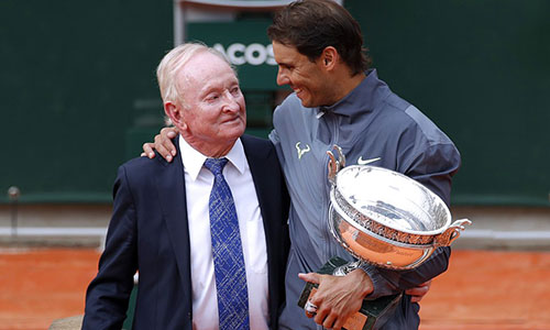 Huyền thoại Rod Laver (trái), từng giành 11 Grand Slam chúc mừng Nadal. Ảnh: AP.