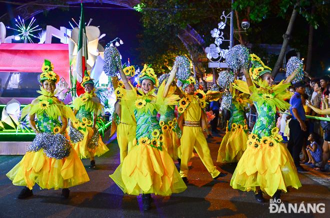 Jubilant festival atmosphere at street carnival - Da Nang Today - News ...