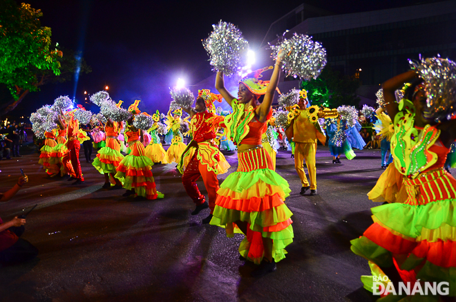 In addition to spectacular fireworks displays, the street carnival is really a spiritual food for both local residents and visitors during the ongoing DIFF 2019.