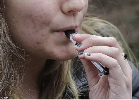 Thuốc lá điện tử không phải là lựa chọn an toàn hơn thuốc lá thông thường như nhiều người nghĩ - ảnh: AP