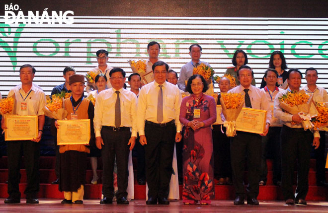 Deputy Secretary Tri (3rd left) and Chairman Tho (4th left) presenting commemorative certificates and flowers to generous donors in honour of their generosity