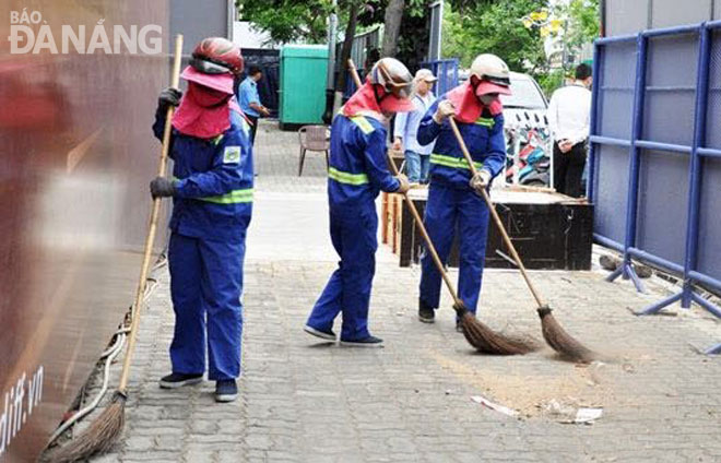 Công nhân môi trường dọn dẹp đường phố trong dịp lễ hội DIFF.
