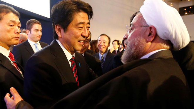 Thủ tướng Nhật Bản Shinzo Abe gặp gỡ Tổng thống Iran Hassan Rouhani (phải) tại một Diễn đàn Kinh tế thế giới ở Davos (Thụy Sĩ). Ảnh: Reuters
