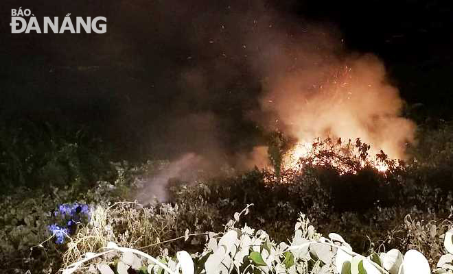 The firefighters found it very difficult to access the burning area because the fire occurred in the dark night and in the taluses close to the edge of the sea.